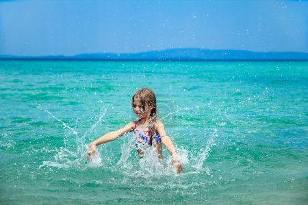 Foto de Niño feliz en el mar en Grecia juega en la naturaleza - Imagen libre de derechos