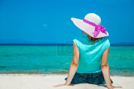 Foto de Feliz chica en el mar en Grecia en la naturaleza arena - Imagen libre de derechos