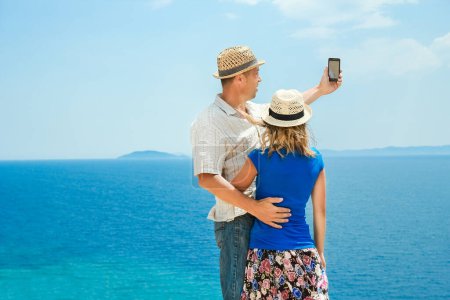 Téléchargez les photos : Heureux couple selfie en mer en voyage - en image libre de droit