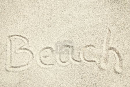 Téléchargez les photos : Dessin sur le sable par la mer fond de voyage - en image libre de droit
