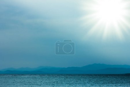 Téléchargez les photos : Beautiful yacht sailing in the sea silhouette background - en image libre de droit