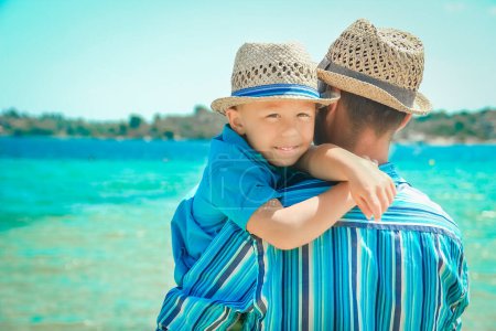 Téléchargez les photos : Parent avec enfants dans la nature dans le parc près de la mer fond de voyage - en image libre de droit