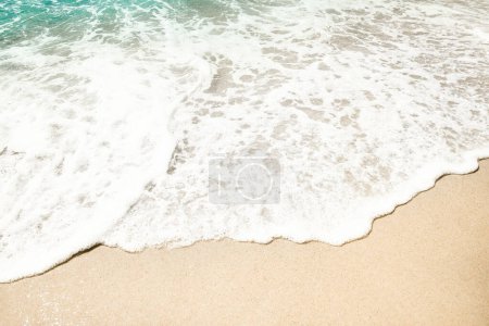 Téléchargez les photos : Beautiful sea and sand on the shore vacation travel background - en image libre de droit