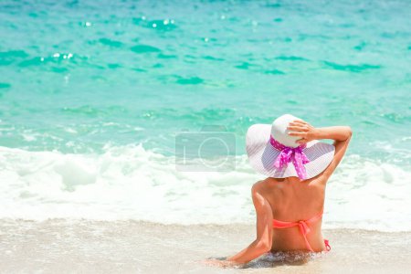 Téléchargez les photos : Happy girl on the shore of the sea in travel vacation - en image libre de droit