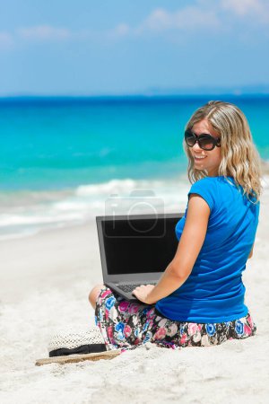 Téléchargez les photos : Happy man girl with laptop near the seaside weekend travel - en image libre de droit