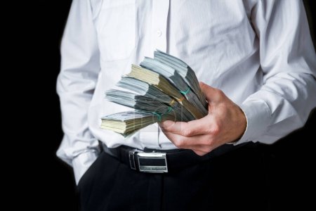 Foto de Dinero en manos de un hombre de negocios en una crisis que plantea concepto de negocio trabajador bancario - Imagen libre de derechos