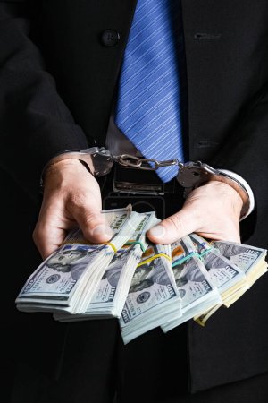 Foto de Dinero en manos de un hombre de negocios crimen en una crisis que plantea concepto de negocio trabajador bancario - Imagen libre de derechos