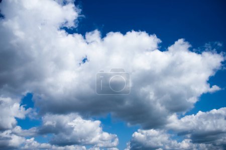 Téléchargez les photos : Beaux nuages de ciel dans la nature dans une atmosphère d'air pur - en image libre de droit