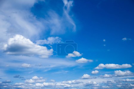 Foto de Hermosas nubes de cielo en la naturaleza en una atmósfera de aire limpio - Imagen libre de derechos
