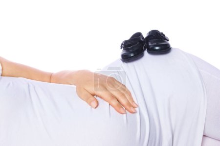 Téléchargez les photos : Heureuse fille enceinte repose sur fond blanc - en image libre de droit