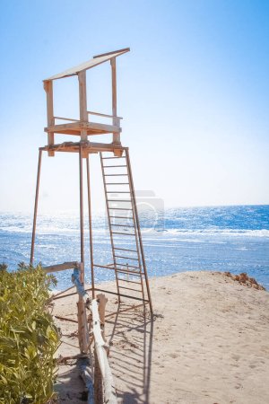 Téléchargez les photos : Belle tour de guet haute sur le fond de la nature bord de mer - en image libre de droit