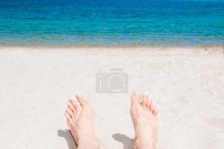 Foto de Elegantes hermosas piernas en el fondo de la orilla del mar - Imagen libre de derechos