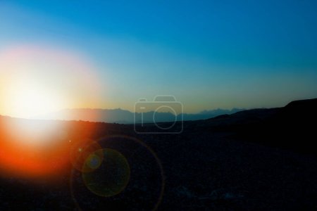 Téléchargez les photos : Belle silhouette d'un fond de désert de montagne - en image libre de droit