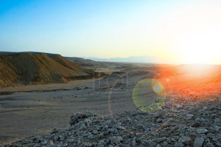 Téléchargez les photos : Beautiful desert landscape at sunset mountains background - en image libre de droit