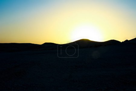 Téléchargez les photos : Belle silhouette d'un fond de désert de montagne - en image libre de droit