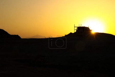 Foto de Hermosa silueta de un fondo desierto de montaña - Imagen libre de derechos