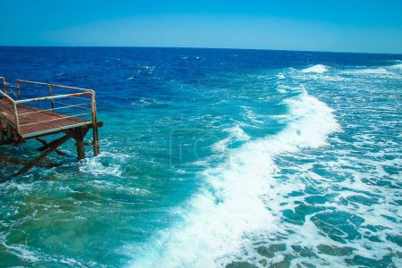 Téléchargez les photos : Belle jetée élégante sur la mer pour fond de navires - en image libre de droit