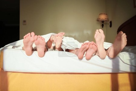Téléchargez les photos : Belles jambes élégamment sur le fond du lit - en image libre de droit