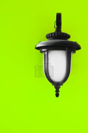 Téléchargez les photos : Belle lampe élégante avec ombre sur le fond - en image libre de droit