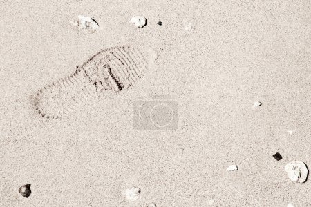 Foto de Hermosas huellas en la arena mar naturaleza fondo - Imagen libre de derechos