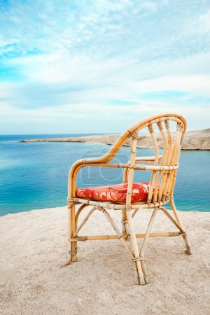Téléchargez les photos : Chaise élégante sur le fond de paysage de la nature de la mer - en image libre de droit