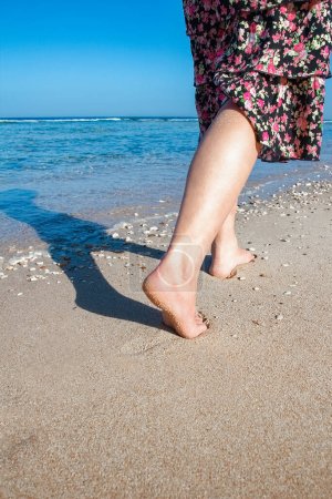Photo pour Belles traces avec pieds sur fond de mer nature - image libre de droit