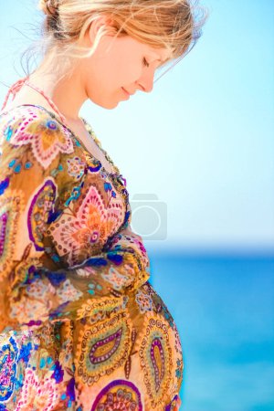 Foto de Hermosa chica embarazada en el fondo del mar - Imagen libre de derechos