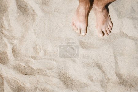 Téléchargez les photos : Belles traces avec pieds sur fond de mer nature - en image libre de droit