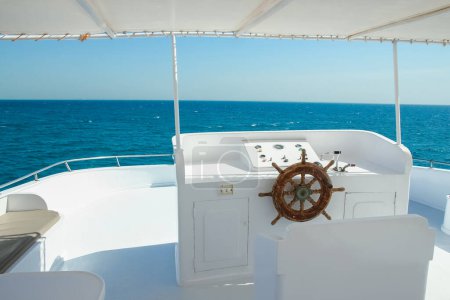 Téléchargez les photos : Stylistiquement beau bateau yacht dans le fond de la mer - en image libre de droit