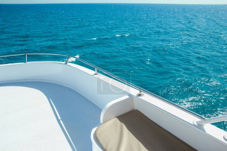 Téléchargez les photos : Stylistiquement beau bateau yacht dans le fond de la mer - en image libre de droit