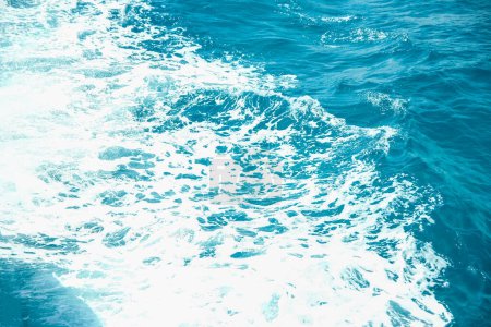 Téléchargez les photos : Belle eau de mer élégante sur fond de nature - en image libre de droit