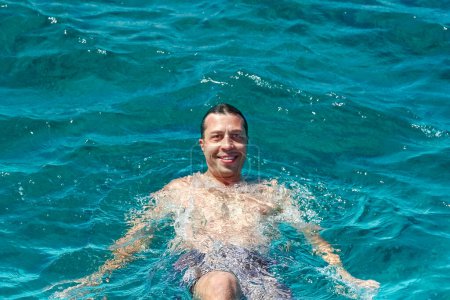 Téléchargez les photos : Gars heureux dans l'eau avec masque dans le fond de la mer - en image libre de droit