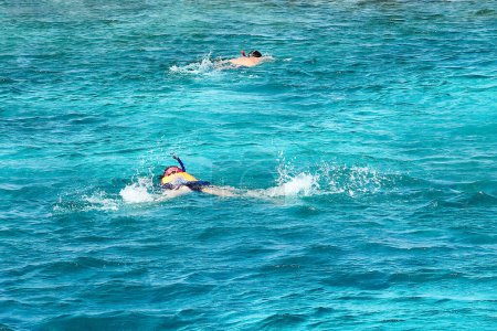 Téléchargez les photos : Gars heureux dans l'eau avec masque dans le fond de la mer - en image libre de droit