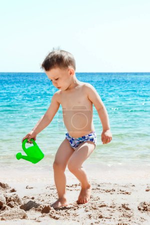 Foto de Niño feliz jugando en el fondo del mar - Imagen libre de derechos