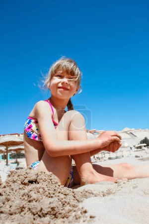 Foto de Niño feliz jugando en el fondo del mar - Imagen libre de derechos