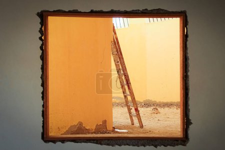 Foto de Una ventana en el fondo con trabajos de reparación de peligros en la calle - Imagen libre de derechos