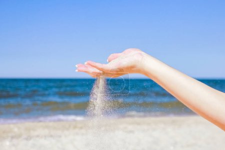 Foto de Las manos hermosas de estilo sypyat arena mar verano sobre la naturaleza - Imagen libre de derechos