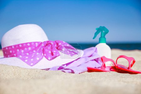 Foto de Hermoso sombrero elegante con zapatillas junto al mar en el verano en la naturaleza - Imagen libre de derechos