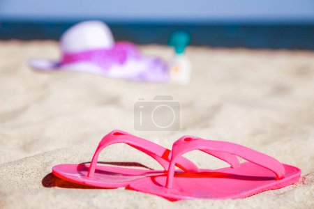 Foto de Hermoso sombrero elegante con zapatillas junto al mar en el verano en la naturaleza - Imagen libre de derechos