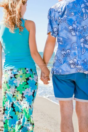 Foto de Feliz hermosa pareja en el mar en el verano en la naturaleza - Imagen libre de derechos