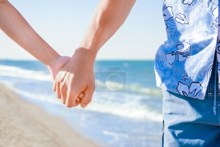 Foto de Con estilo hermosas manos en la playa en el verano en la naturaleza - Imagen libre de derechos