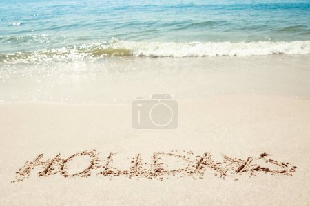Téléchargez les photos : Belle inscription de dessins sur le sable de la mer en été sur la nature - en image libre de droit