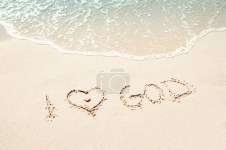 Téléchargez les photos : Belle inscription de dessins sur le sable de la mer en été sur la nature - en image libre de droit
