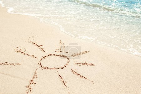 Foto de Hermosos dibujos inscripción en la arena del mar en el verano en la naturaleza - Imagen libre de derechos