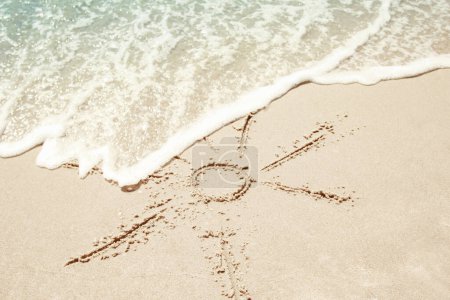 Foto de Hermosos dibujos inscripción en la arena del mar en el verano en la naturaleza - Imagen libre de derechos
