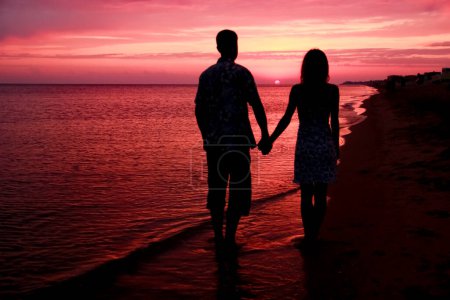 Téléchargez les photos : Silhouette d'un couple heureux au lever du soleil sur la nature estivale - en image libre de droit