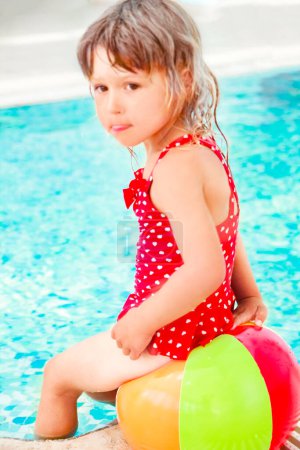 Téléchargez les photos : Enfant heureux sur la plage près de la piscine en plein air dans le parc d'été - en image libre de droit