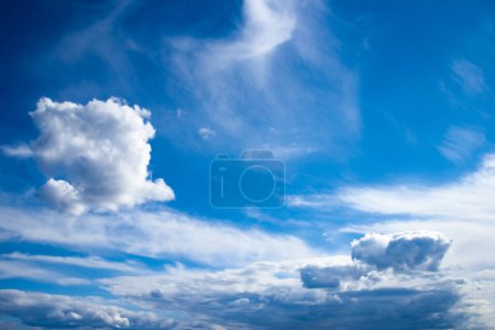 Téléchargez les photos : Beaux nuages de ciel dans la nature dans une atmosphère d'air pur - en image libre de droit