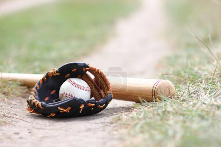 Téléchargez les photos : Concept de batte de baseball avec balle à l'extérieur dans le parc sur le terrain - en image libre de droit