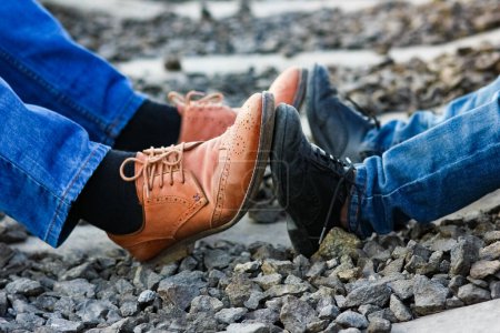 Téléchargez les photos : Pieds père et fils cow-boy chaussures près du chemin de fer - en image libre de droit